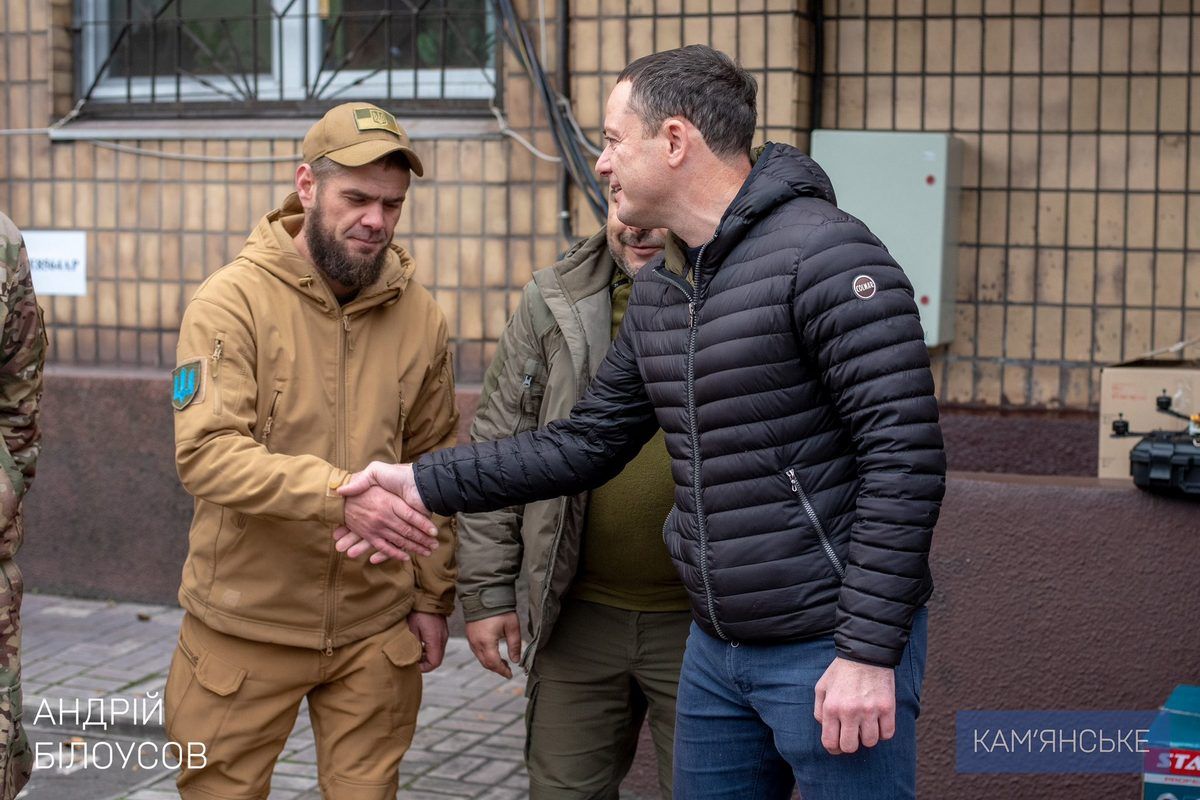 У Кам’янському передали Захисникам на Запорізький напрямок генератор, зарядну станцію та FPV-дрони 4