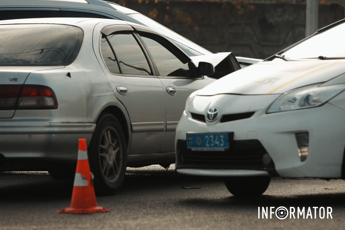 Фото: Дмитро Дворський У Дніпрі на проїзді Гальченка зіткнулись два Nissan: утворився сильний затор 13
