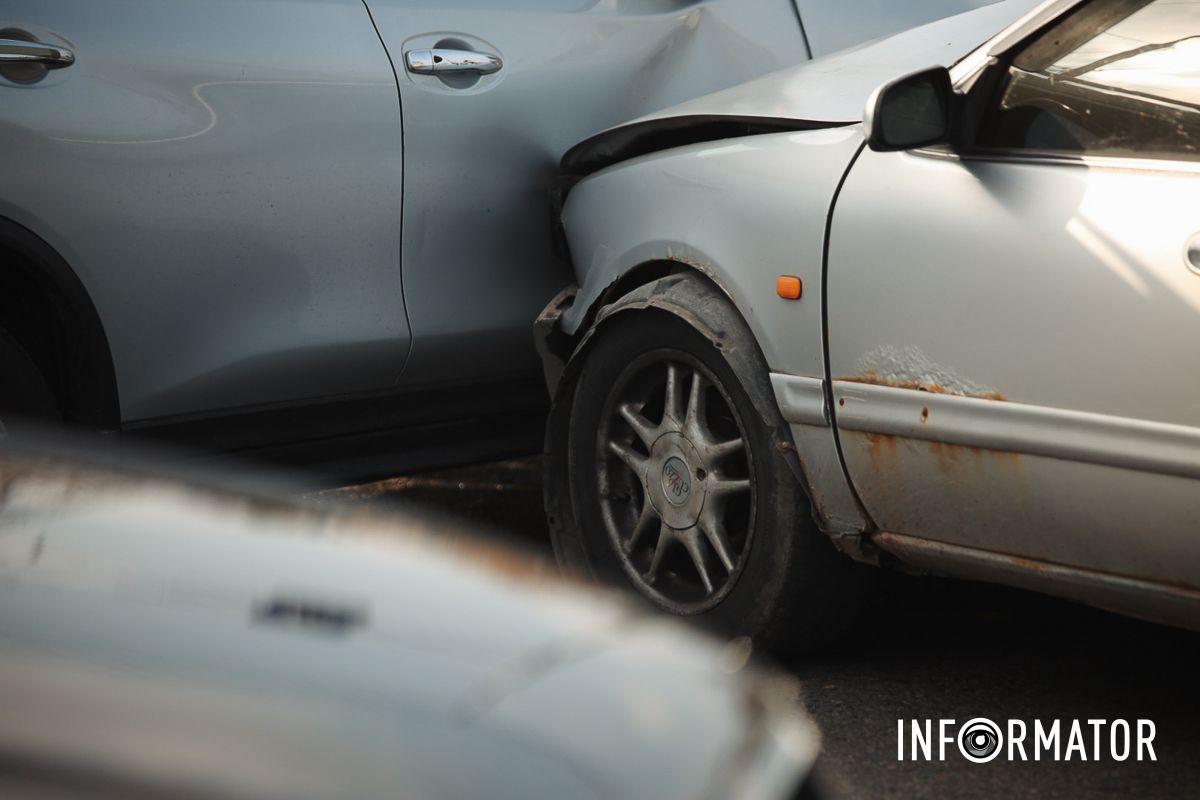 Бережіть себе У Дніпрі на проїзді Гальченка зіткнулись два Nissan: утворився сильний затор 12