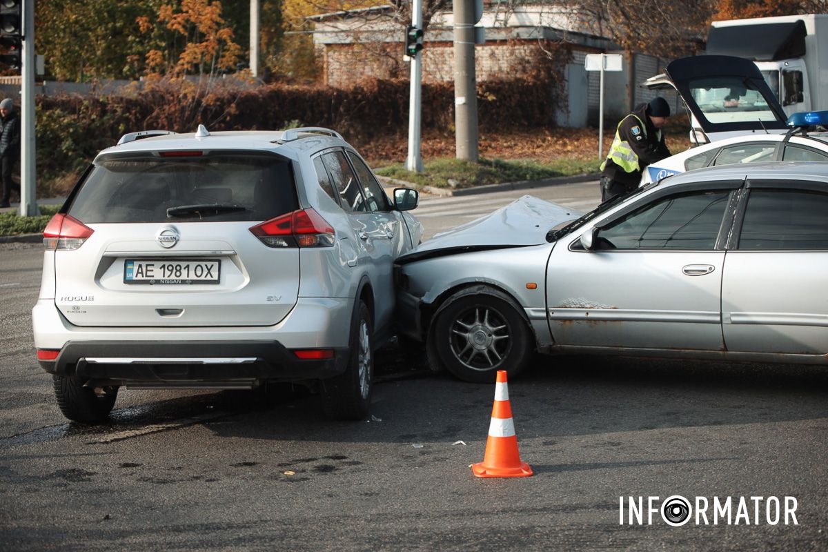 Дотримуйтесь ПДР У Дніпрі на проїзді Гальченка зіткнулись два Nissan: утворився сильний затор 11