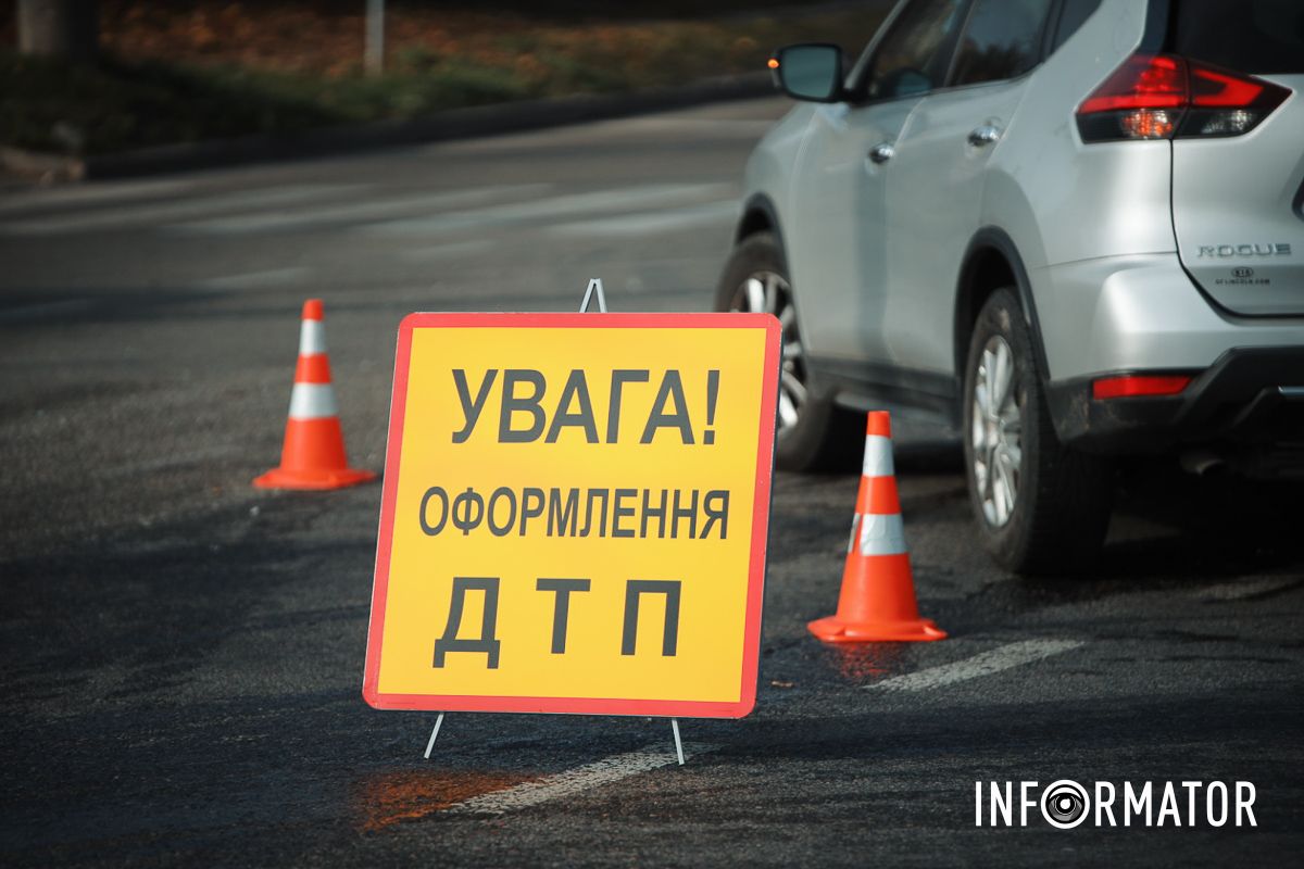 Усі обставини аварії з'ясовуватиме слідчий з ДТП У Дніпрі на проїзді Гальченка зіткнулись два Nissan: утворився сильний затор 5