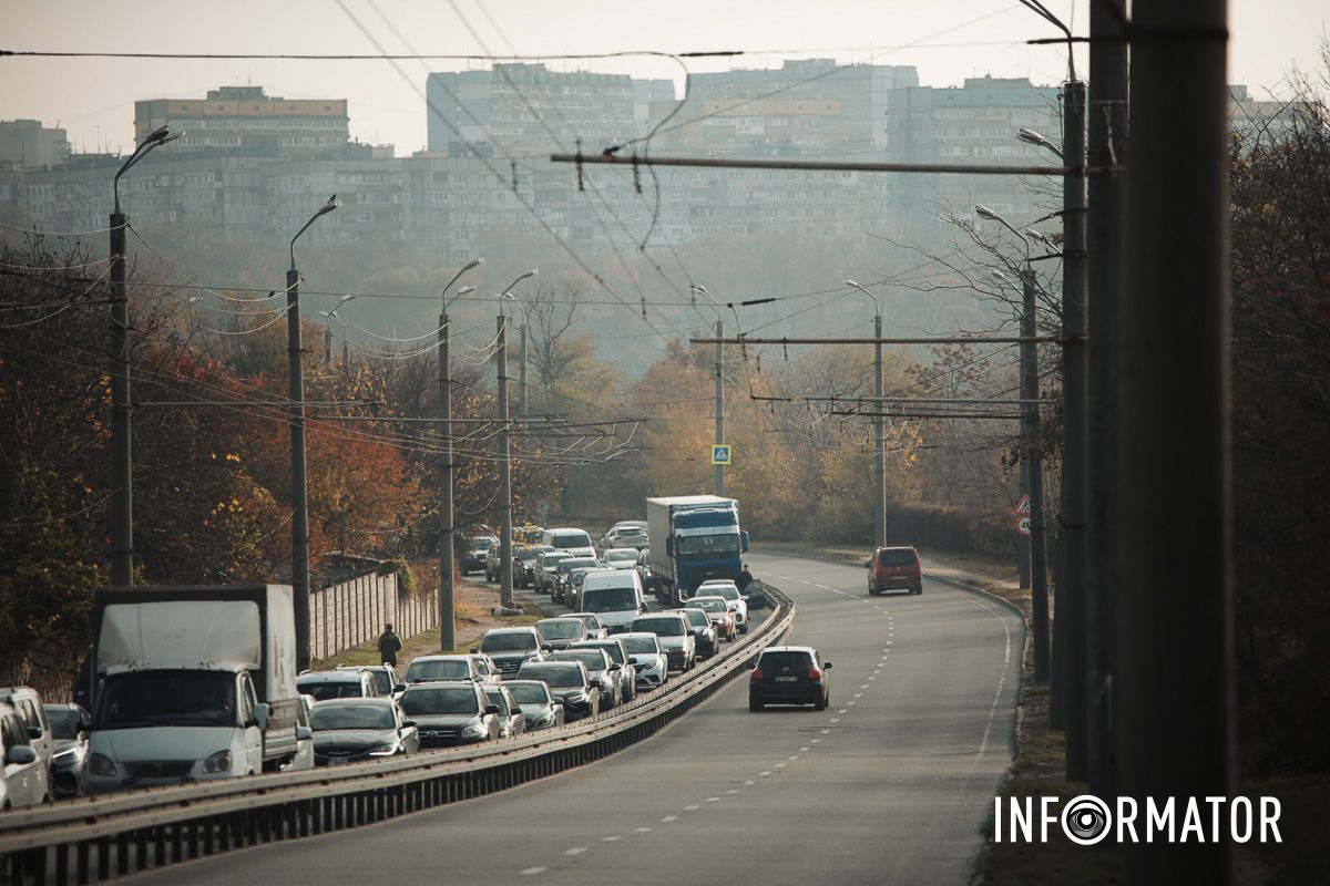 Плануйте час поїздок містом У Дніпрі на проїзді Гальченка зіткнулись два Nissan: утворився сильний затор 7