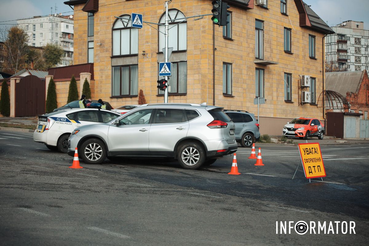 Будьте обережні за кермом У Дніпрі на проїзді Гальченка зіткнулись два Nissan: утворився сильний затор 8