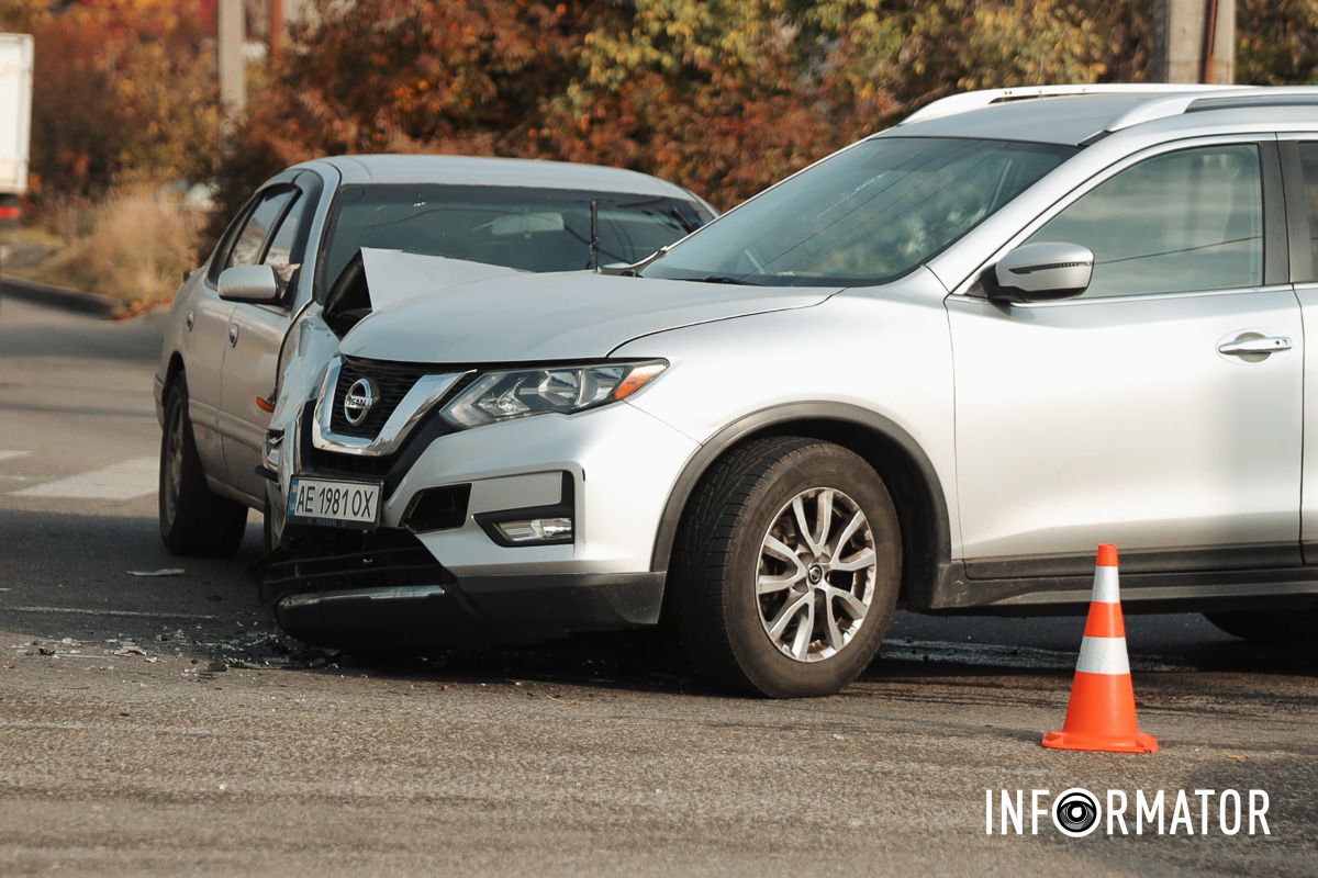 Не поспішайте У Дніпрі на проїзді Гальченка зіткнулись два Nissan: утворився сильний затор 10