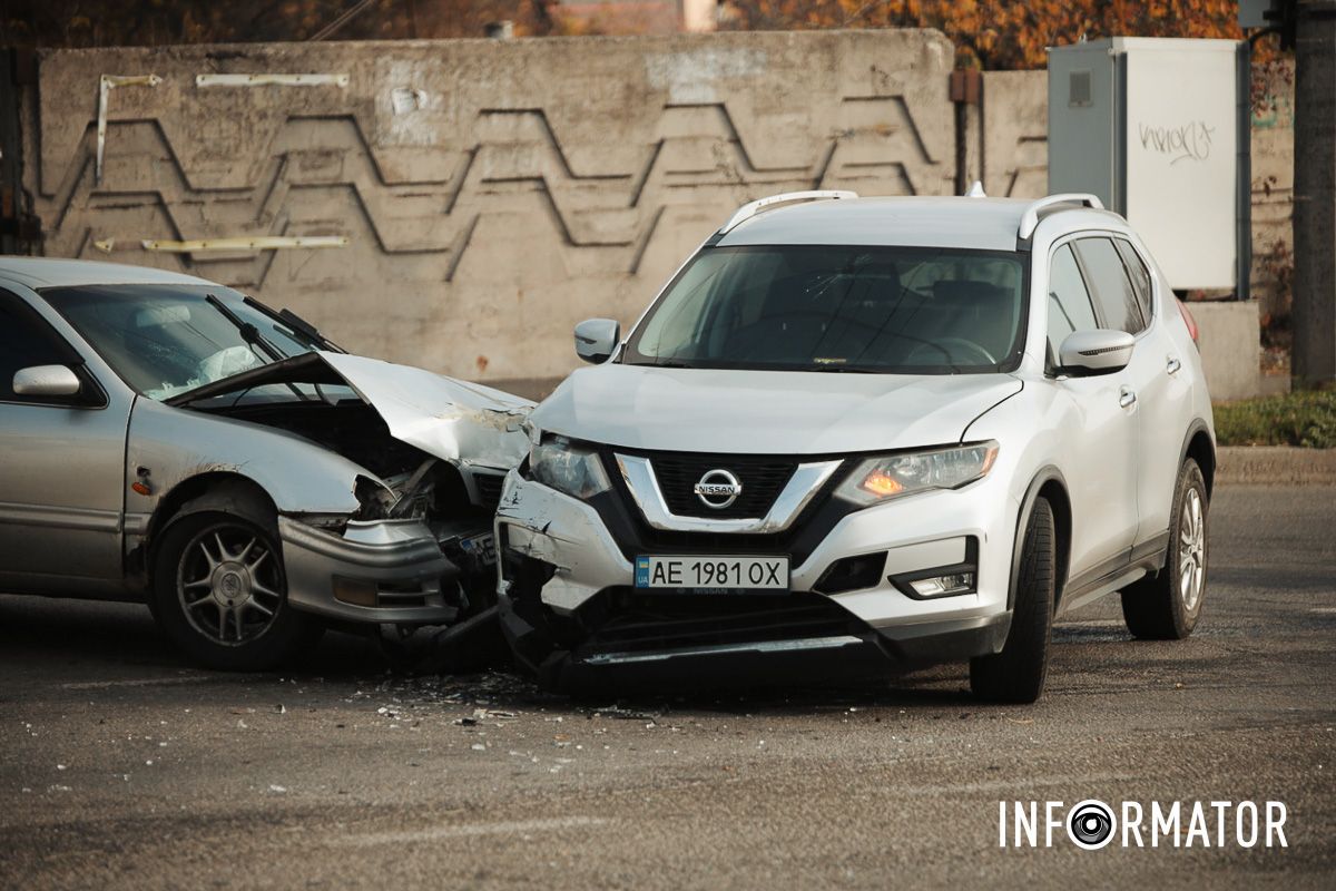 Про це повідомляє Інформатор із місця події У Дніпрі на проїзді Гальченка зіткнулись два Nissan: утворився сильний затор 4