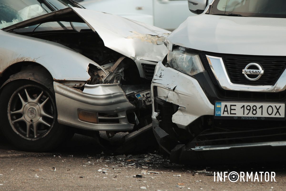 Станом на 9:40, утворився сильний затор зі сторони житлового масиву Тополя-3 у напрямку "12 кварталу"" У Дніпрі на проїзді Гальченка зіткнулись два Nissan: утворився сильний затор 6