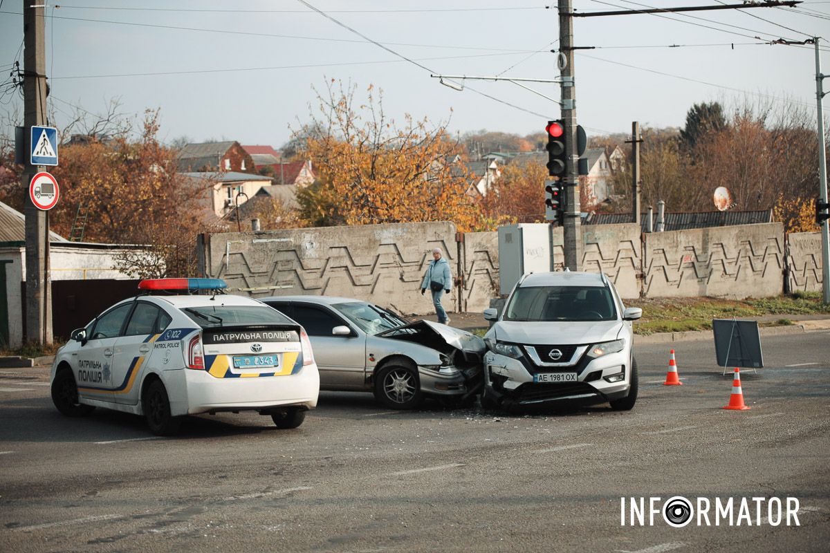 Станом на 9:40, на місці події працює патрульна поліція У Дніпрі на проїзді Гальченка зіткнулись два Nissan: утворився сильний затор 3