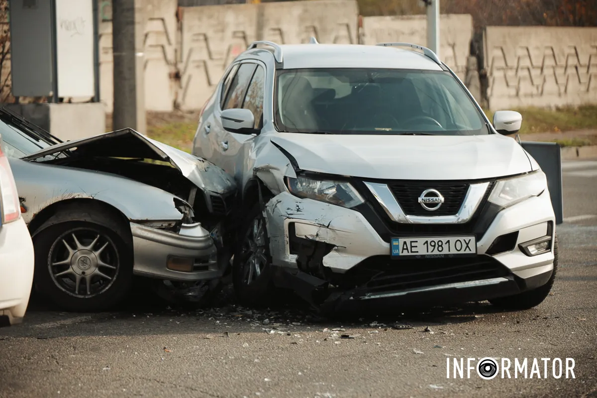 Зіткнулись два Nissan - Maxima та Rogue У Дніпрі на проїзді Гальченка зіткнулись два Nissan: утворився сильний затор 2
