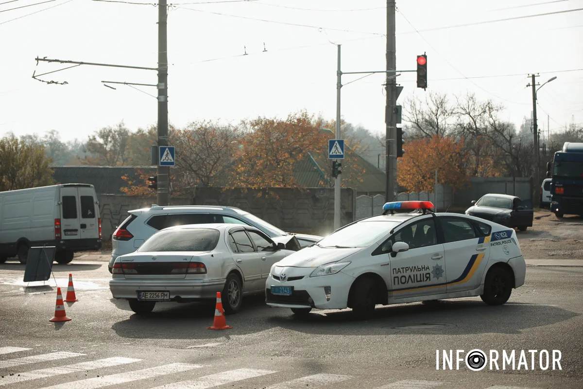 У середу, 5 листопада, у Дніпрі на перехресті проїзду Гальченка та вулиці Пресової сталася ДТП У Дніпрі на проїзді Гальченка зіткнулись два Nissan: утворився сильний затор 1