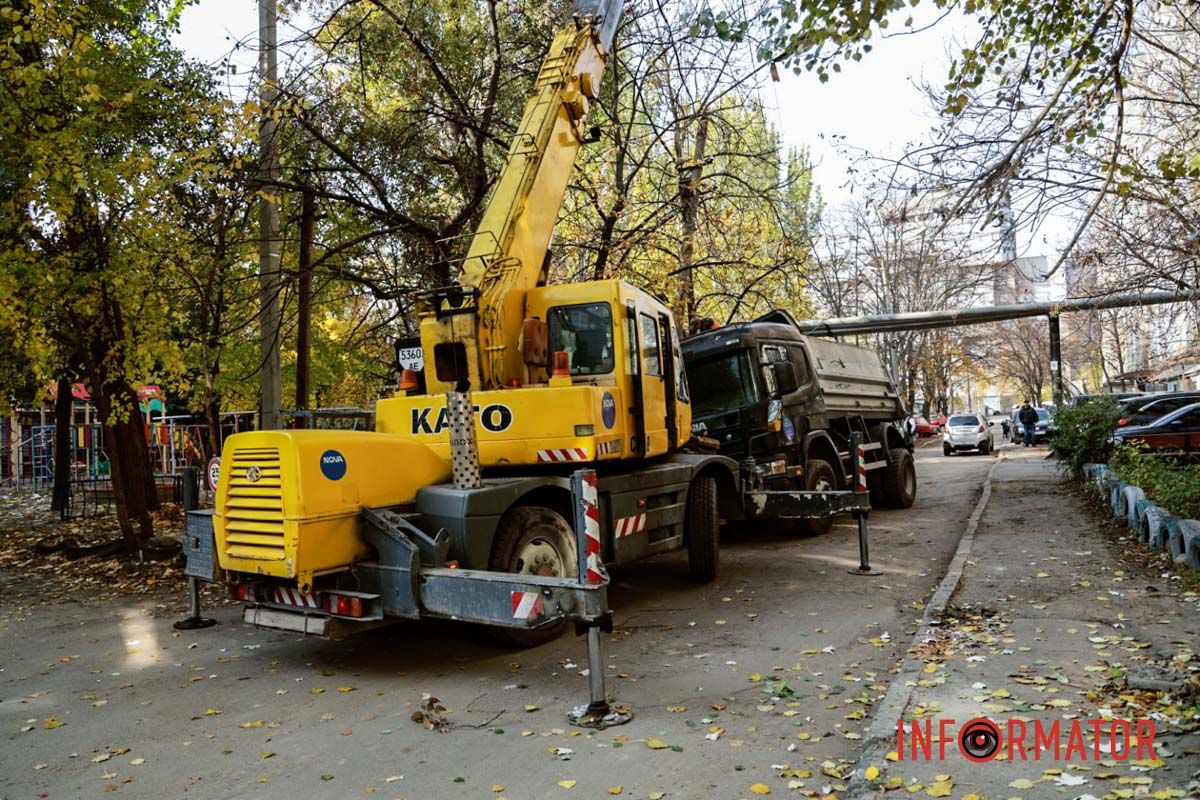 На месте труд кран В Днепре на Литейной грузовик снес электросопротивление: проезд заблокирован 8