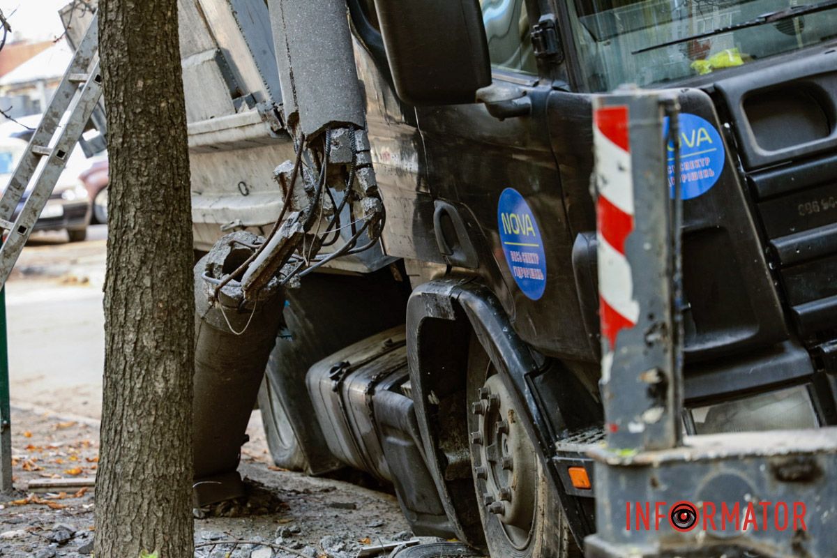 Электроопора повисла в воздухе В Днепре на Литейной грузовик снес электросопротивление: проезд заблокирован 9