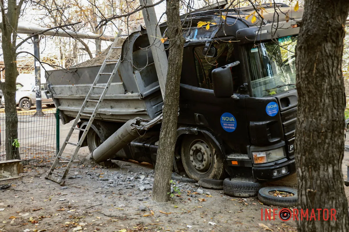 Грузовик снес электросопротивления В Днепре на Литейной грузовик снес электросопротивления: проезд заблокирован 2