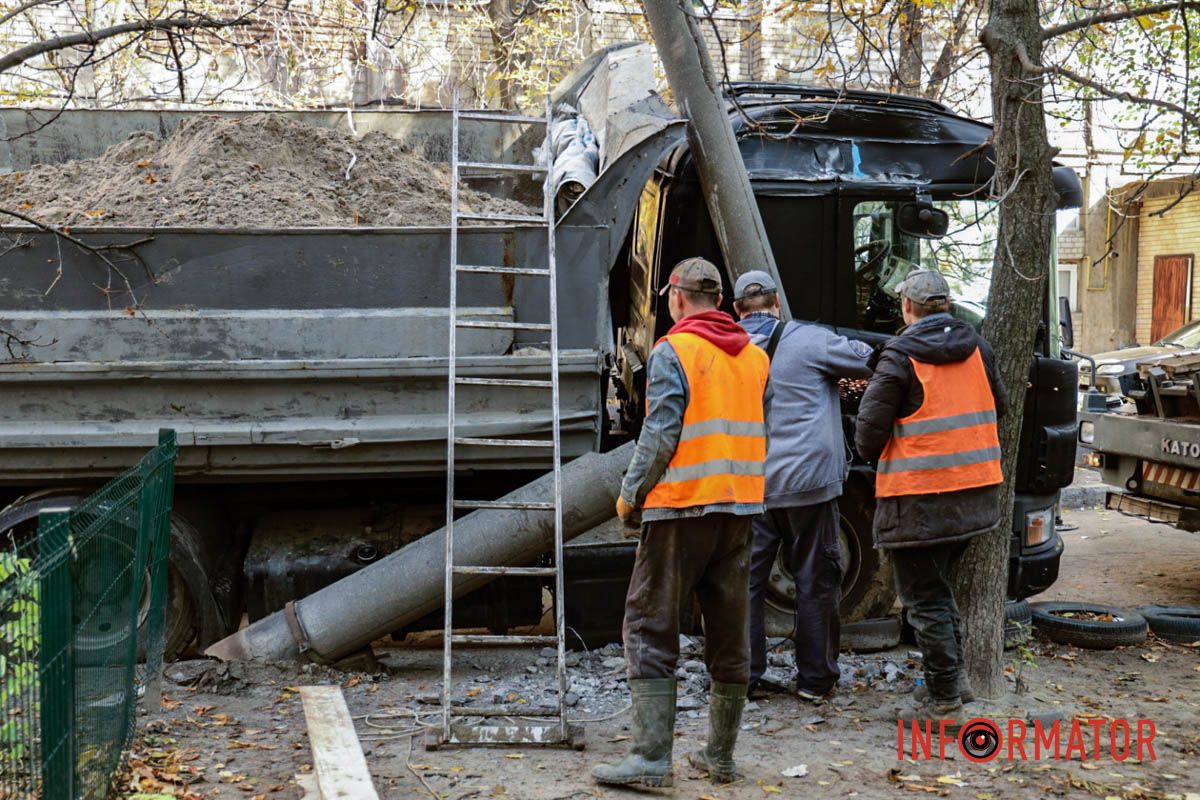 Все обстоятельства устанавливают В Днепре на Литейной грузовик снес электросопротивления: проезд заблокирован 11