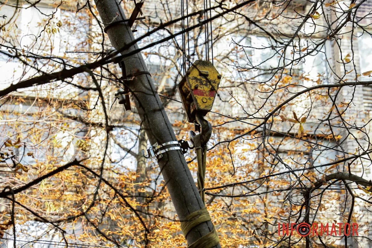 По состоянию на 11:00 на месте работают электричества В Днепре на Литейной грузовик снес электросопротивление: проезд заблокирован 5
