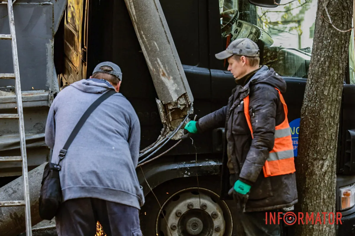 Между Сечеславской Набережной и улицей Литейной В Днепре на Литейной грузовик снес электросопротивления: проезд заблокирован 3