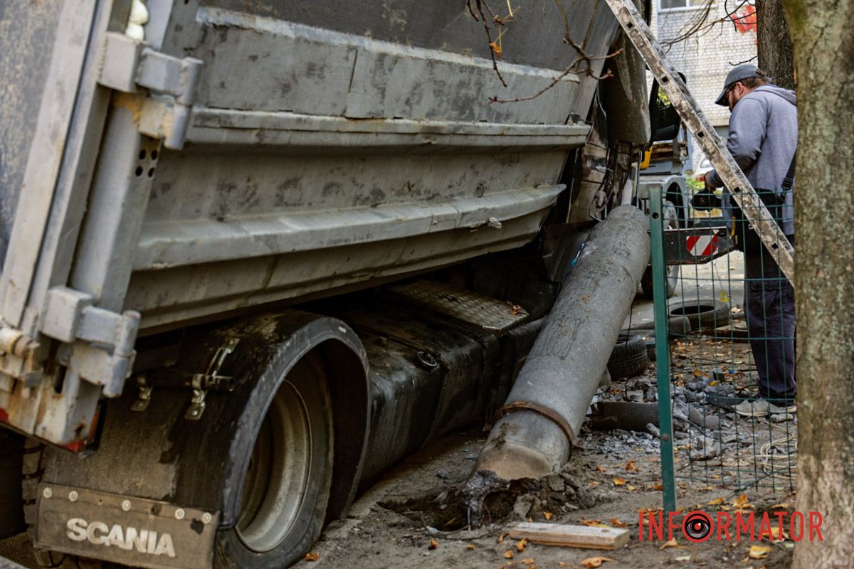 Столб пытаются убрать В Днепре на Литейной грузовик снес электросопротивления: проезд заблокирован 10