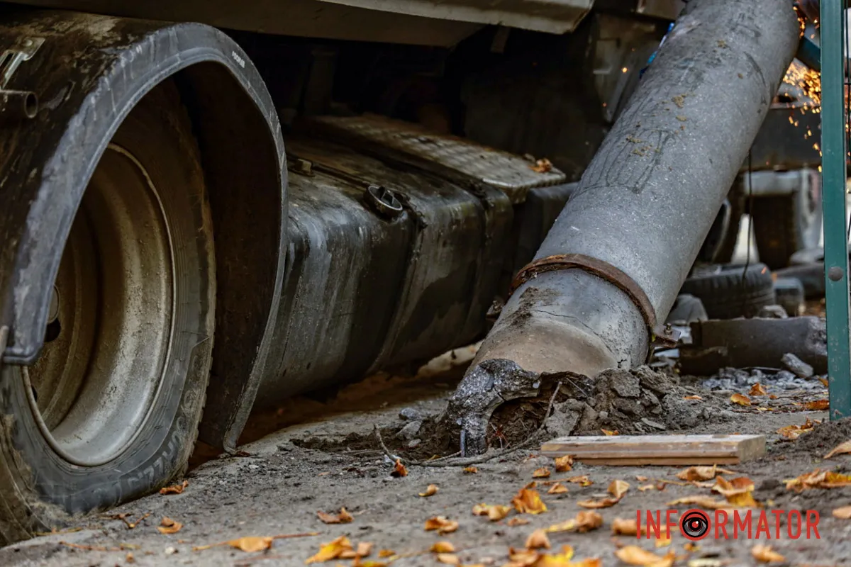 Грузовик Scania с песком врезался в электроопору В Днепре на Литейной грузовик снес электросопротивление: проезд заблокирован 4