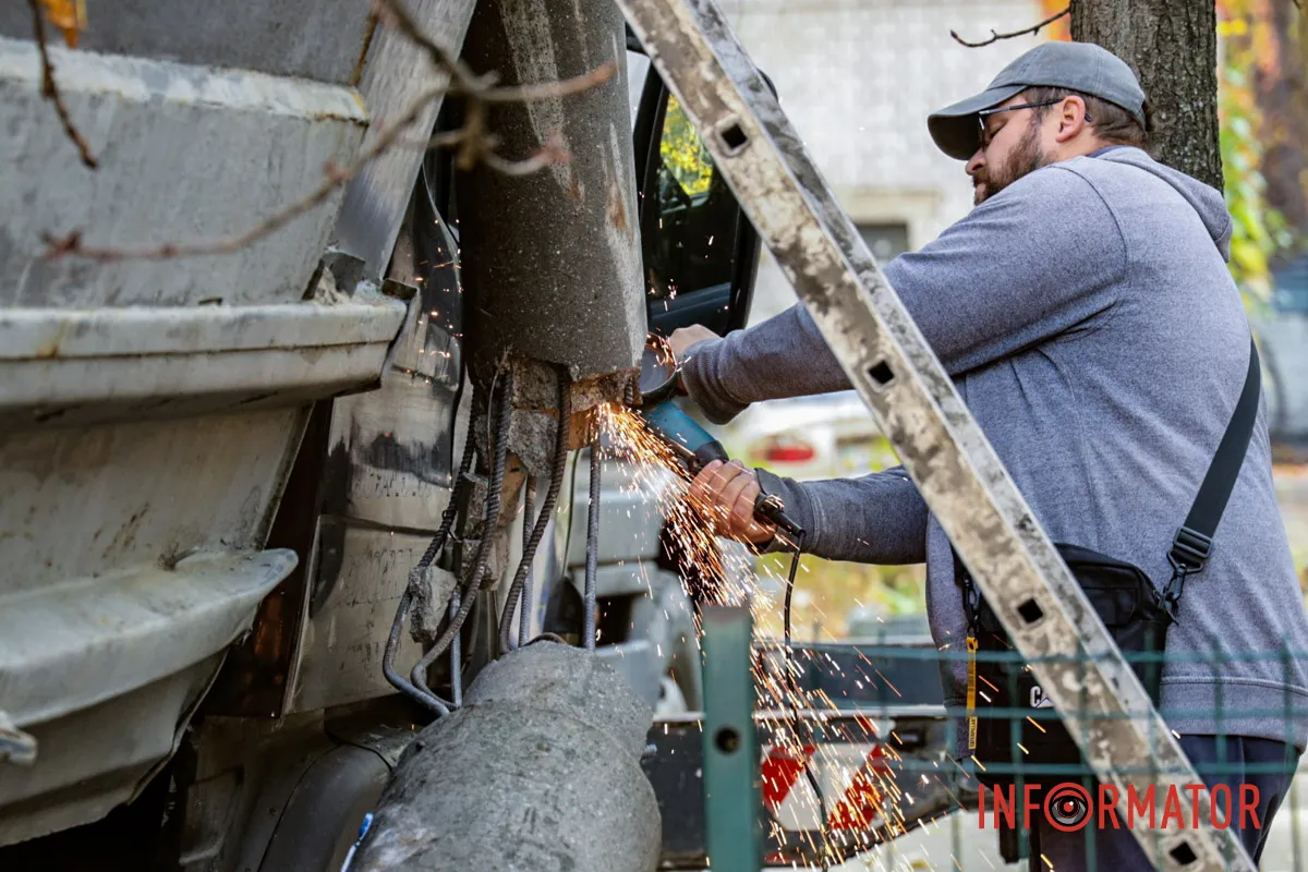 Проезд возле дома невозможен В Днепре на Литейной грузовик снес электросопротивления: проезд заблокирован 7