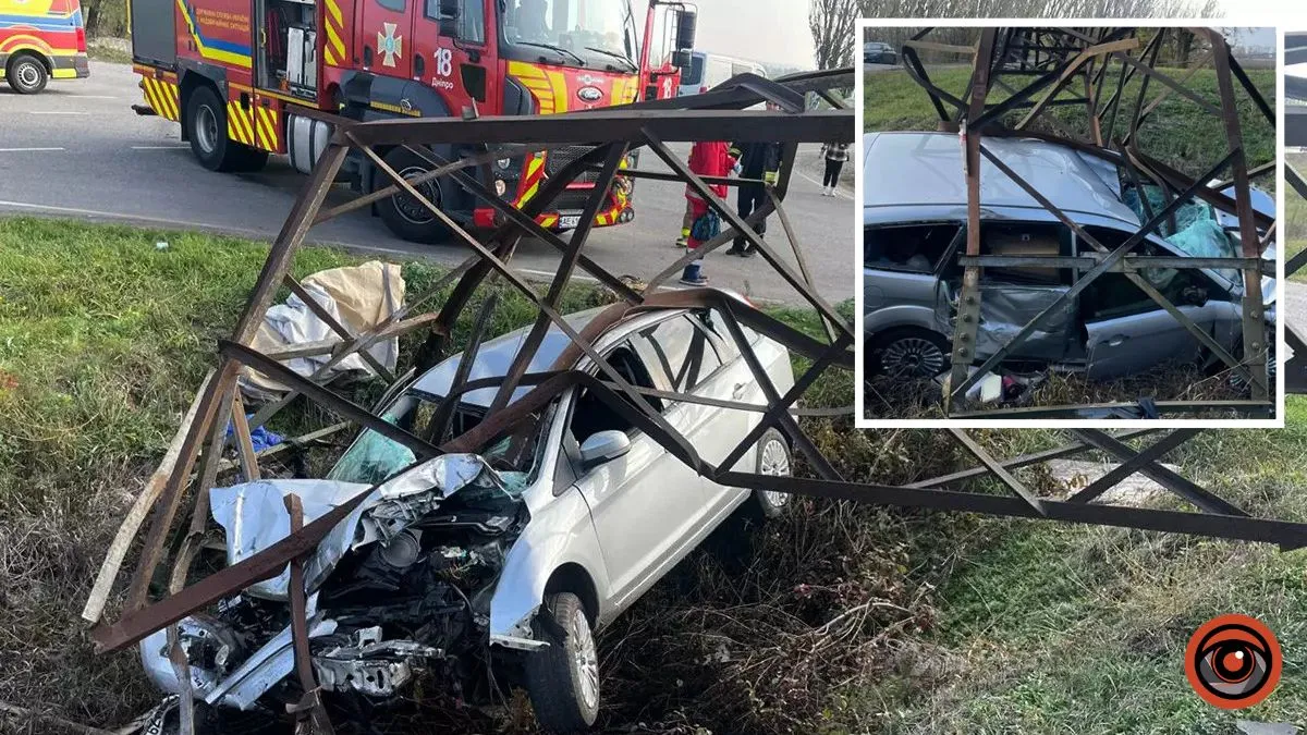 Водія деблокували рятувальники: у Дніпровському районі Ford зніс електроопору