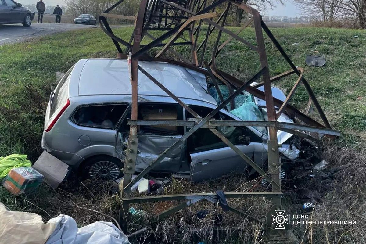 У Слобожанському Ford Focus влетів в електроопору