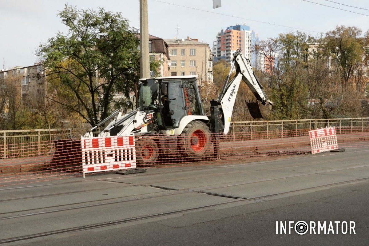 На мосту на вулиці Святослава Хороброго з’явилися тріщини: ділянку дороги огородили 2