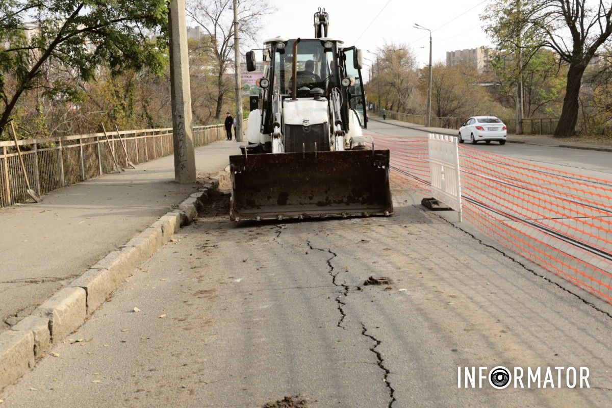 На мосту на вулиці Святослава Хороброго з’явилися тріщини: ділянку дороги огородили 1
