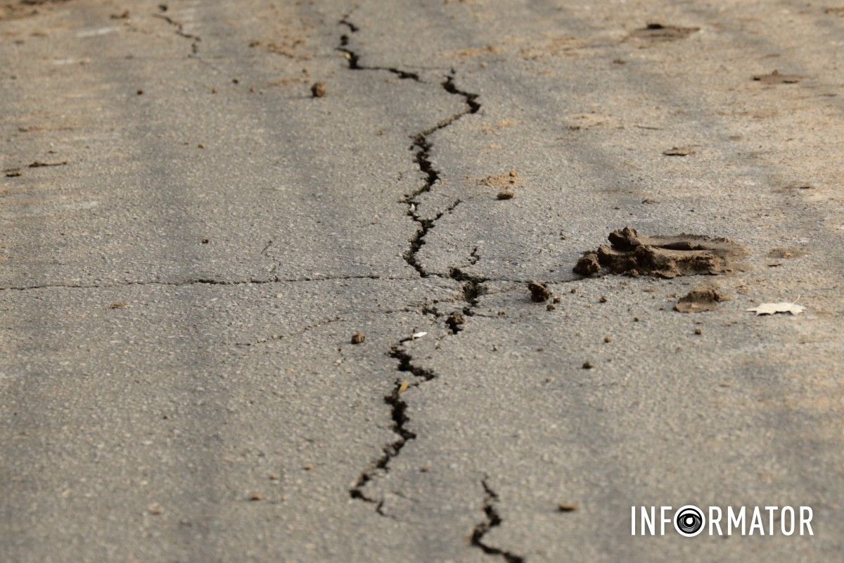 На мосту на вулиці Святослава Хороброго з’явилися тріщини: ділянку дороги огородили 3