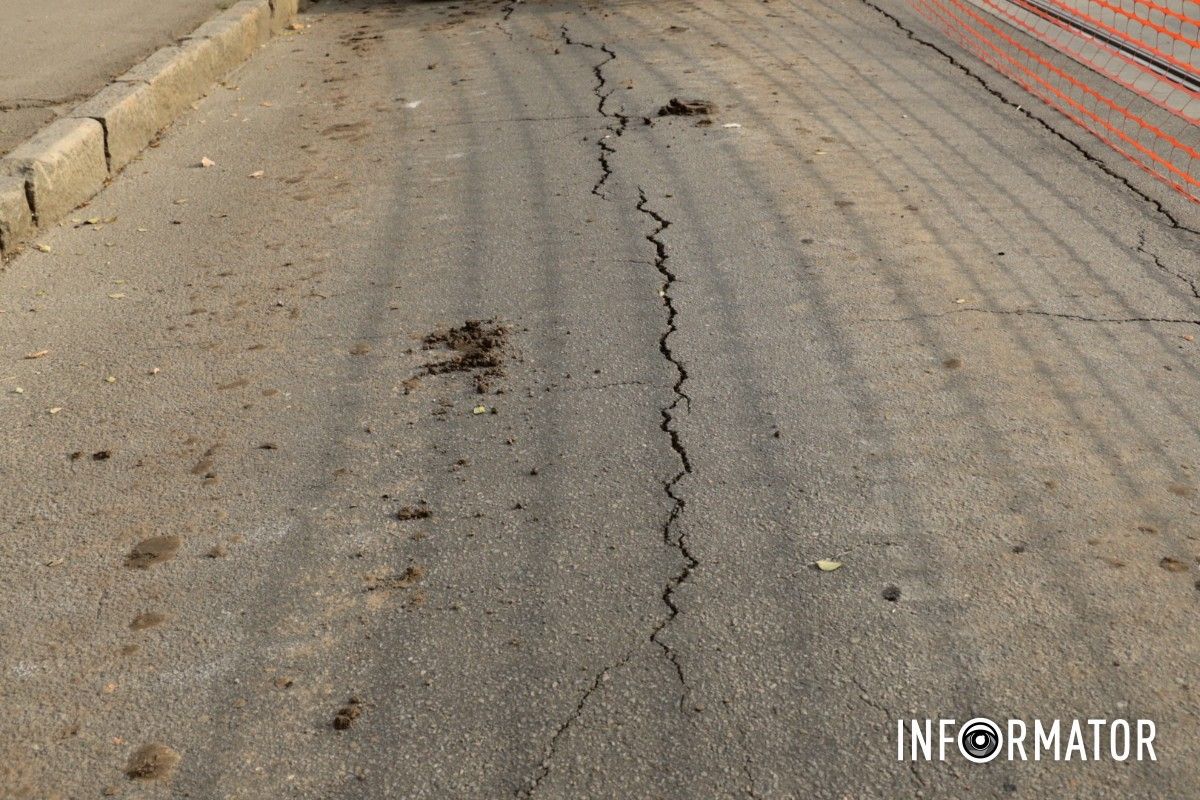 На мосту на вулиці Святослава Хороброго з’явилися тріщини: ділянку дороги огородили 4