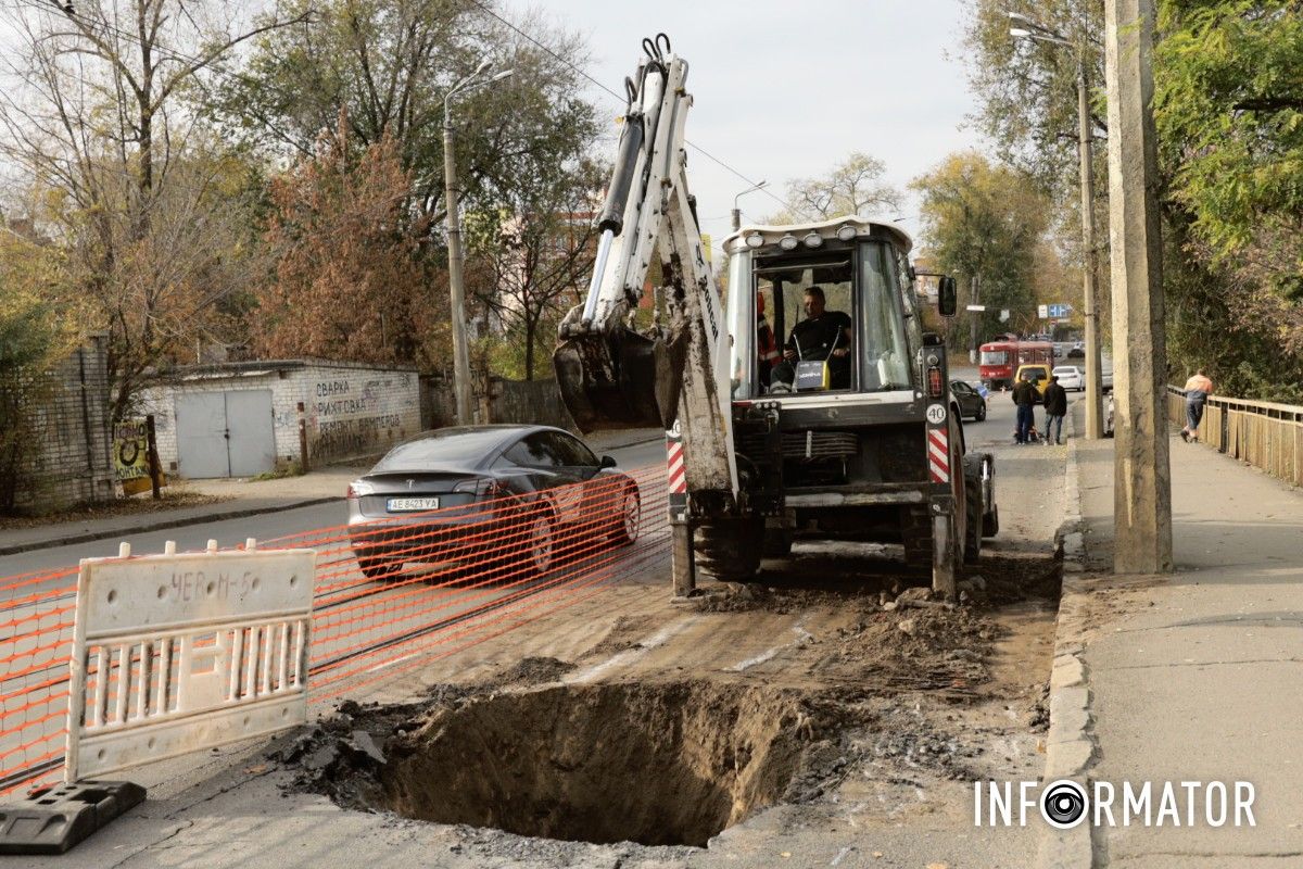 На мосту на вулиці Святослава Хороброго з’явилися тріщини: ділянку дороги огородили 5