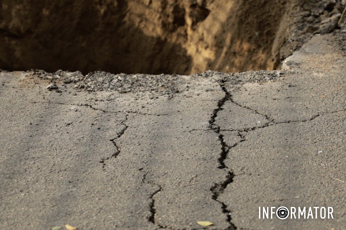 На мосту на вулиці Святослава Хороброго з’явилися тріщини: ділянку дороги огородили 7