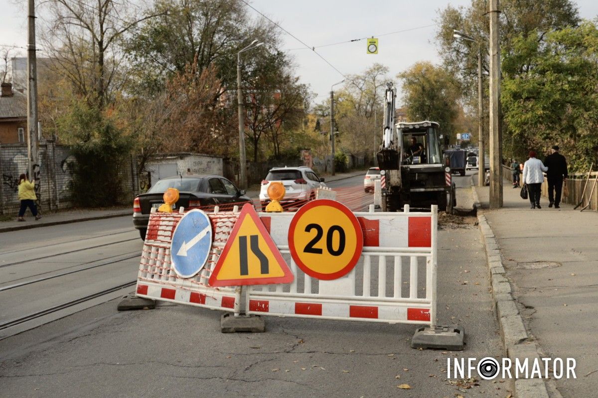 На мосту на вулиці Святослава Хороброго з’явилися тріщини: ділянку дороги огородили 9