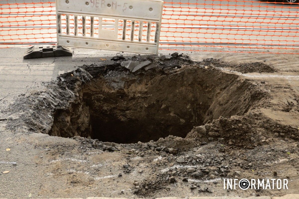 На мосту на вулиці Святослава Хороброго з’явилися тріщини: ділянку дороги огородили 10