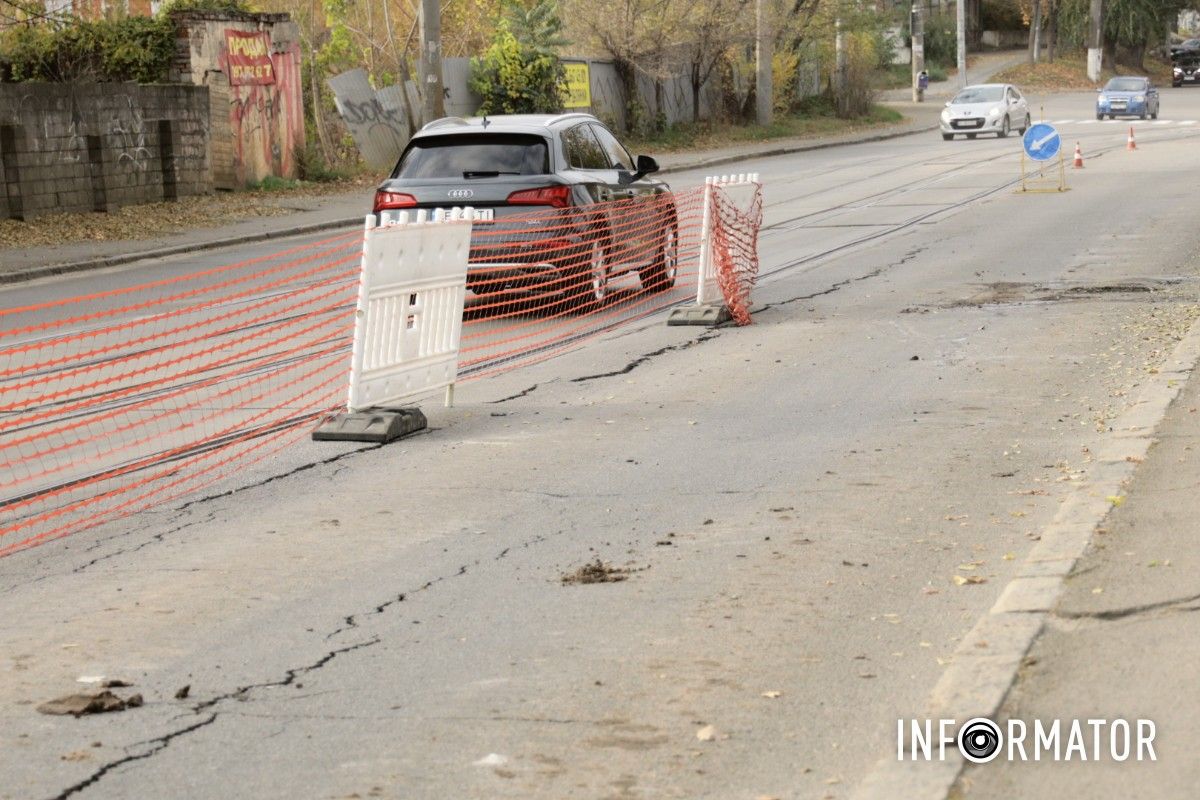 На мосту на вулиці Святослава Хороброго з’явилися тріщини: ділянку дороги огородили 11