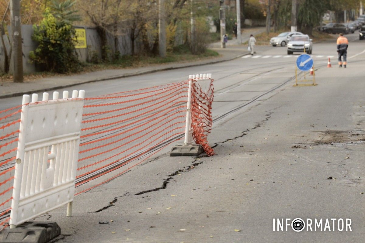 На мосту на вулиці Святослава Хороброго з’явилися тріщини: ділянку дороги огородили 12
