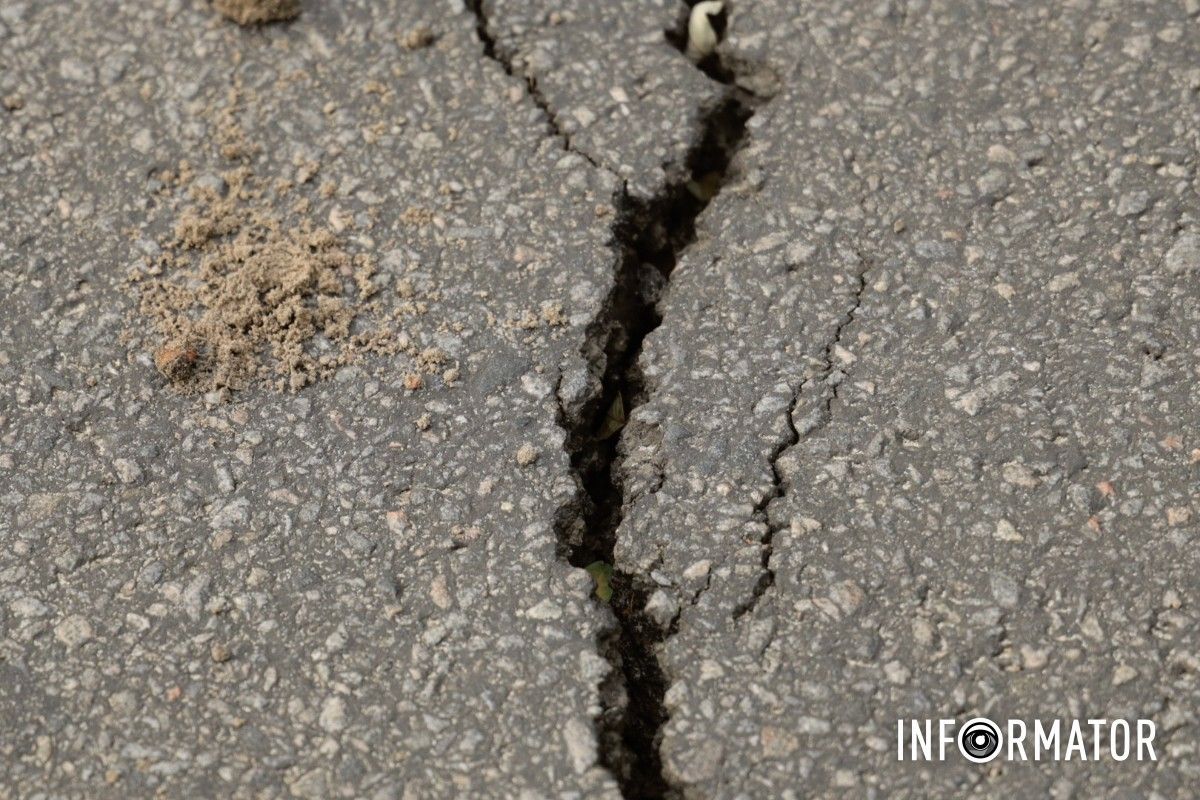 На мосту на вулиці Святослава Хороброго з’явилися тріщини: ділянку дороги огородили 13