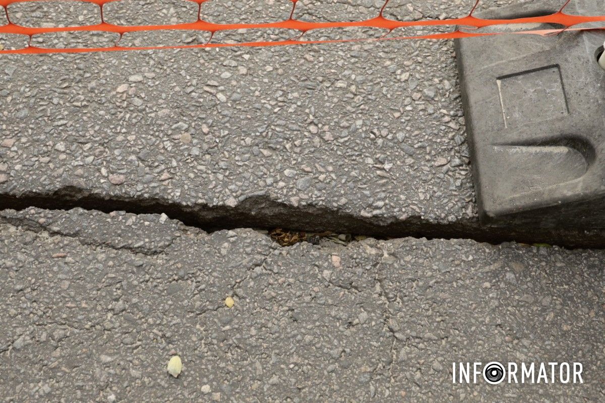 На мосту на вулиці Святослава Хороброго з’явилися тріщини: ділянку дороги огородили 14