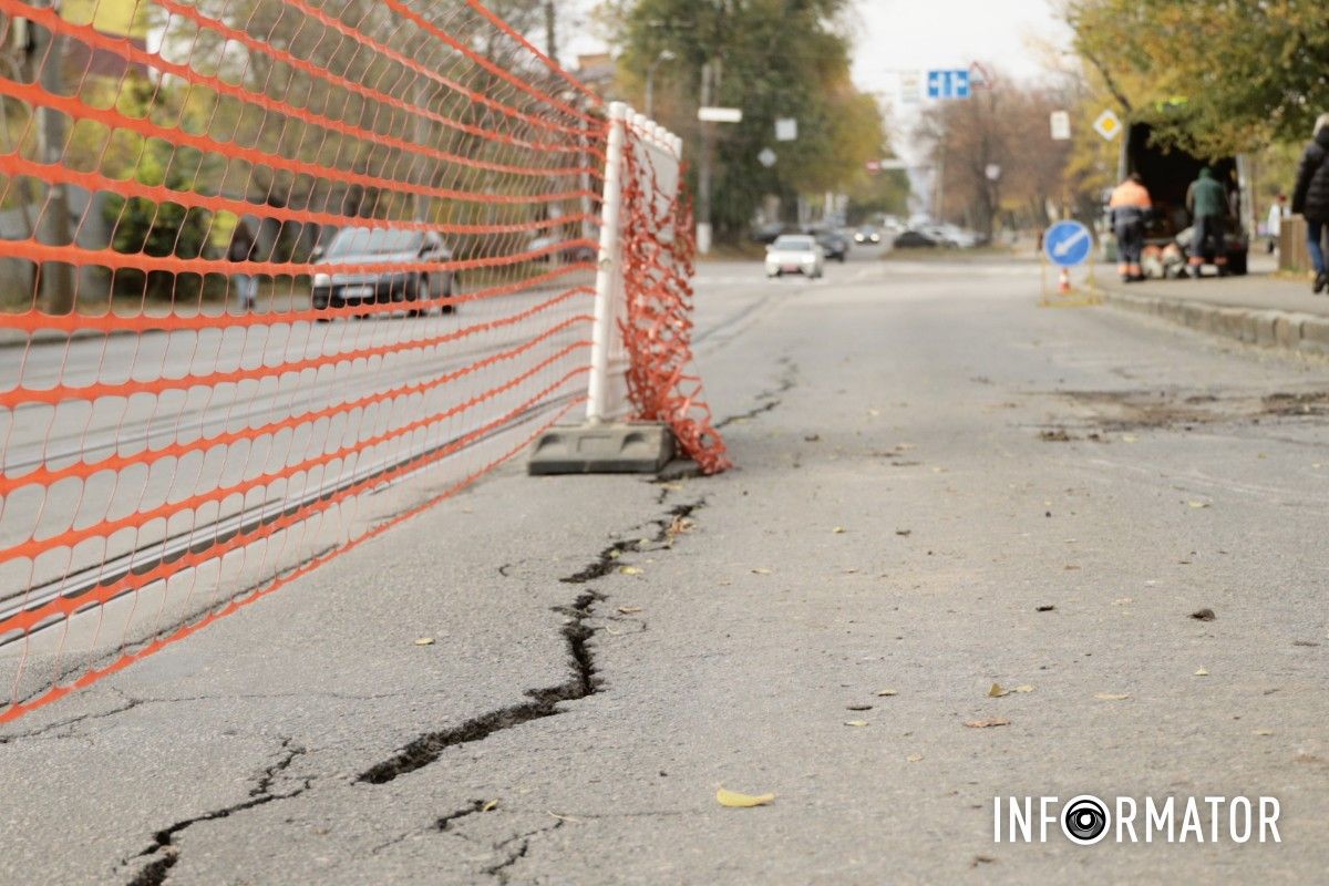 На мосту на вулиці Святослава Хороброго з’явилися тріщини: ділянку дороги огородили 15