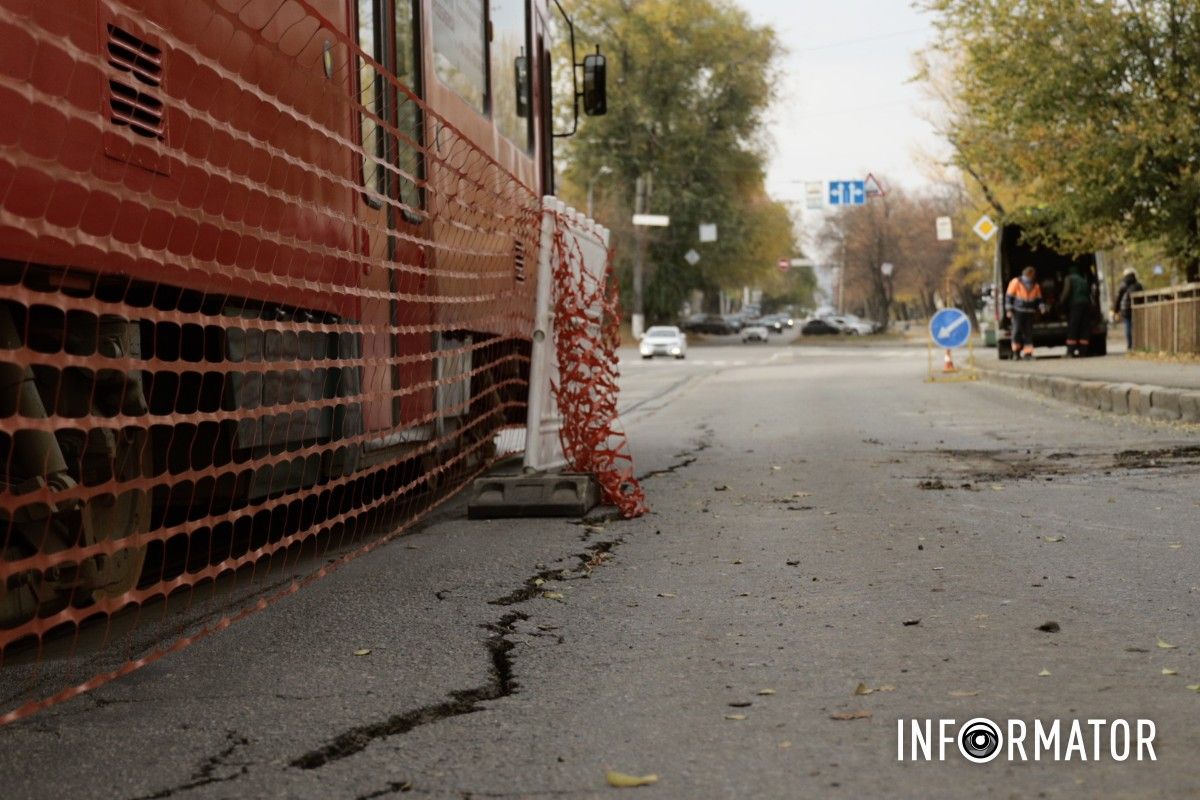 На мосту на вулиці Святослава Хороброго з’явилися тріщини: ділянку дороги огородили 16