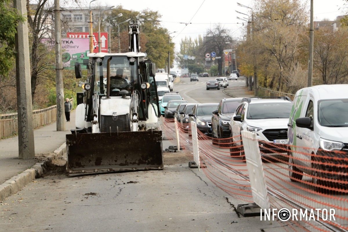 На мосту на вулиці Святослава Хороброго з’явилися тріщини: ділянку дороги огородили 17