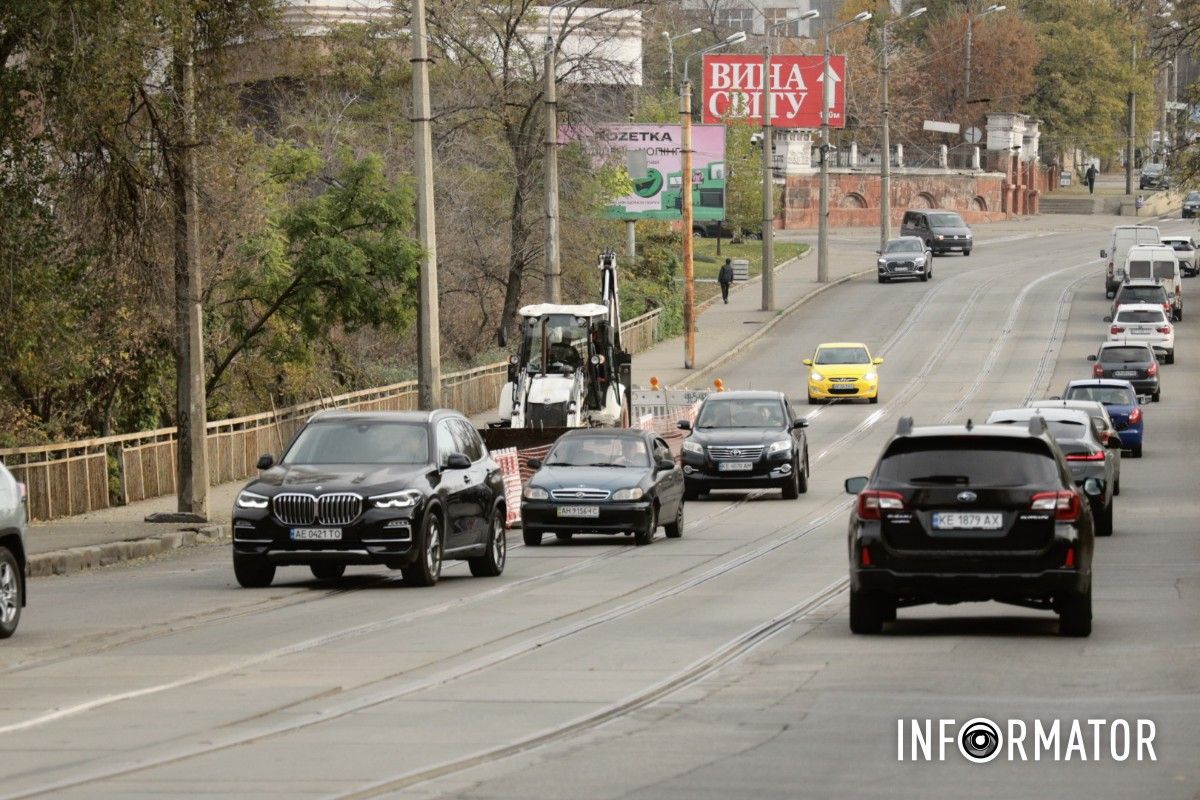На мосту на вулиці Святослава Хороброго з’явилися тріщини: ділянку дороги огородили 18