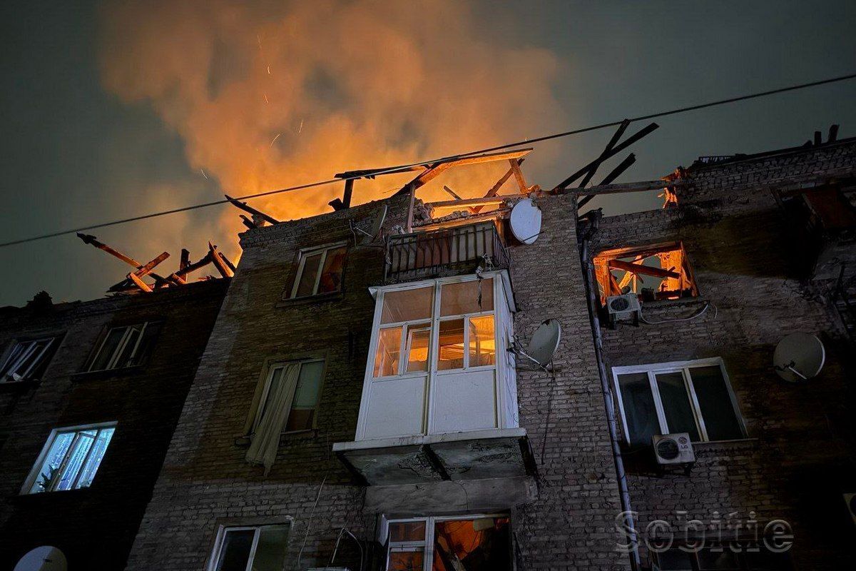 У Кам'янському палає будинок У Кам'янському палає будинок