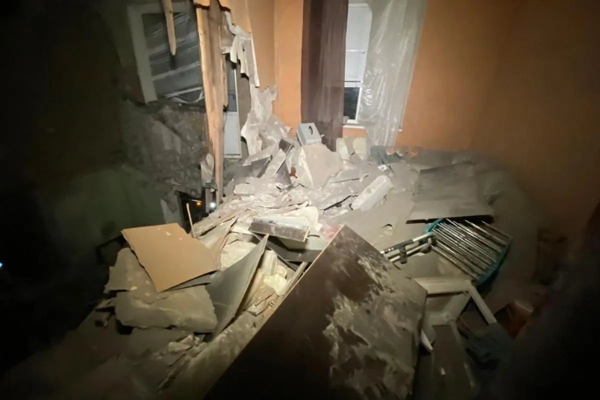 Завалі від розваленого даху та перекриття Завалі від розваленого даху та перекриття