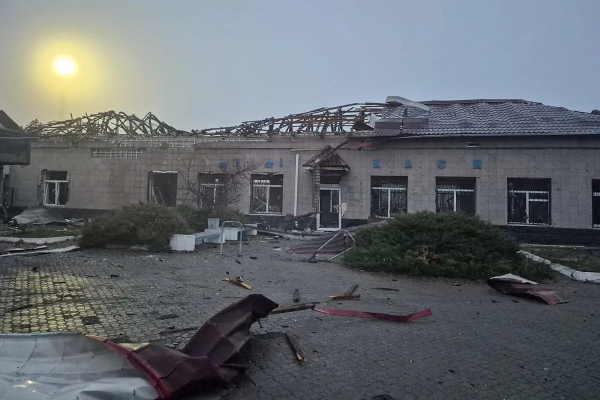 У четвер, 6 листопада, в Кам’янському після нічної ворожої атаки залізничники ліквідують наслідки пошкоджень Росіяни вдарили по вокзалу у Кам'янському: в "Укрзалізниці" показали наслідки атаки 1