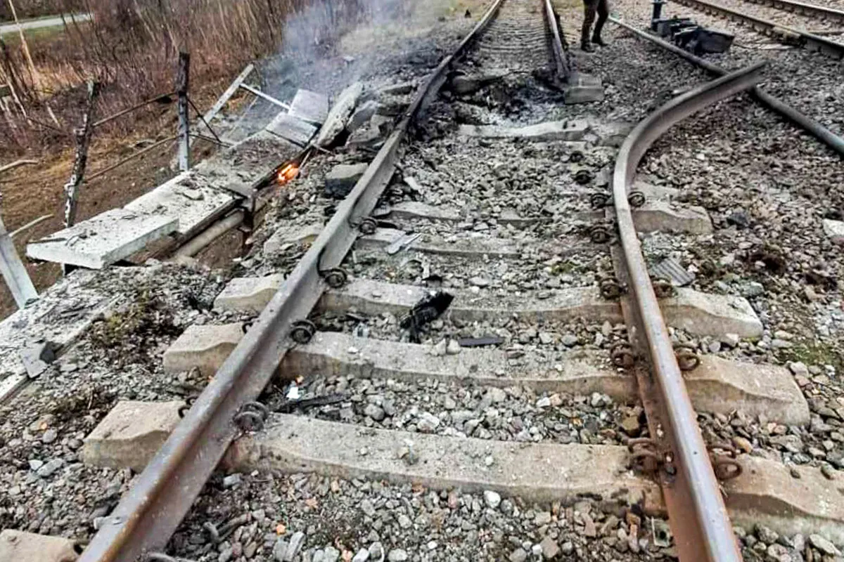 За його словами, люди не постраждали Росіяни вдарили по вокзалу у Кам'янському: в "Укрзалізниці" показали наслідки атаки 2