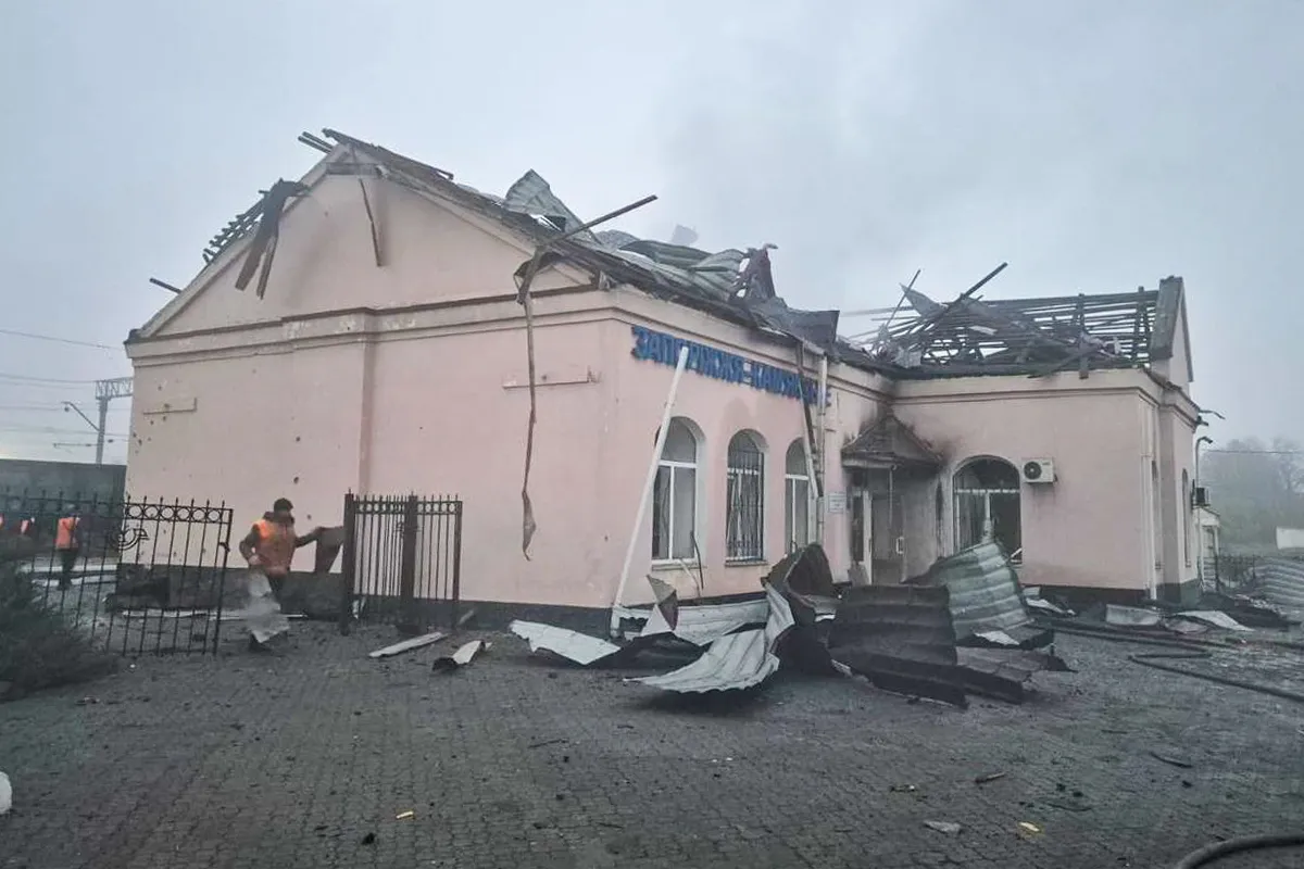 Рух потягів у напрямку Дніпра вже відновлюють у резервному форматі Росіяни вдарили по вокзалу у Кам'янському: в "Укрзалізниці" показали наслідки атаки 3