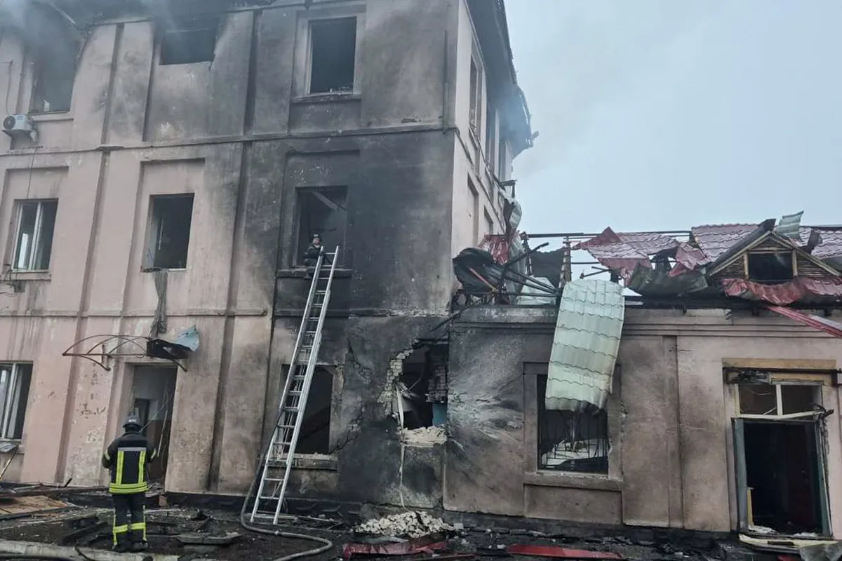 Поїзди цього напрямку матимуть затримку Росіяни вдарили по вокзалу у Кам'янському: в "Укрзалізниці" показали наслідки атаки 4