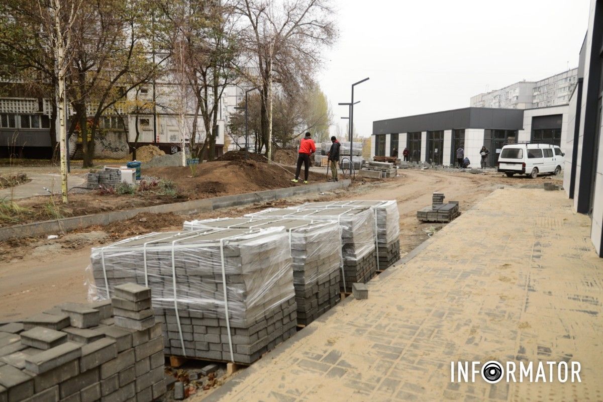 Роботи з вимощення бруківки ще тривають