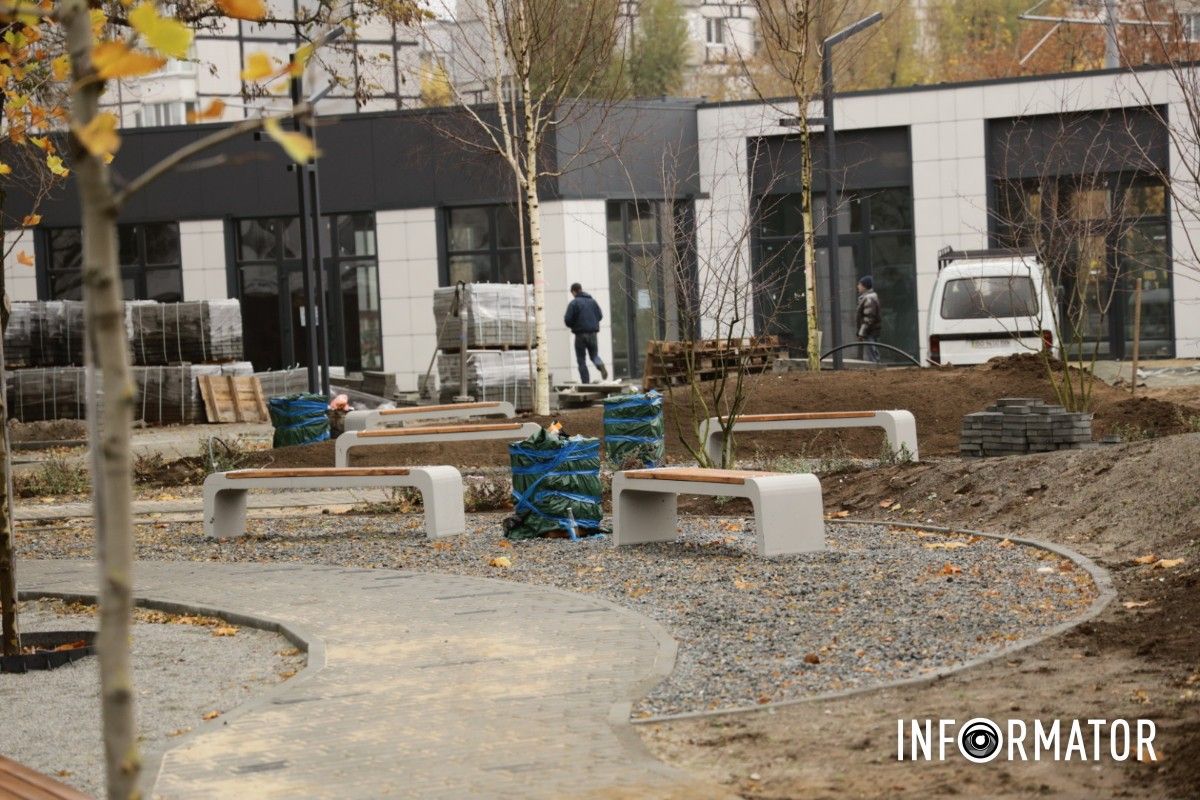 Установлені урни та місця для сидіння