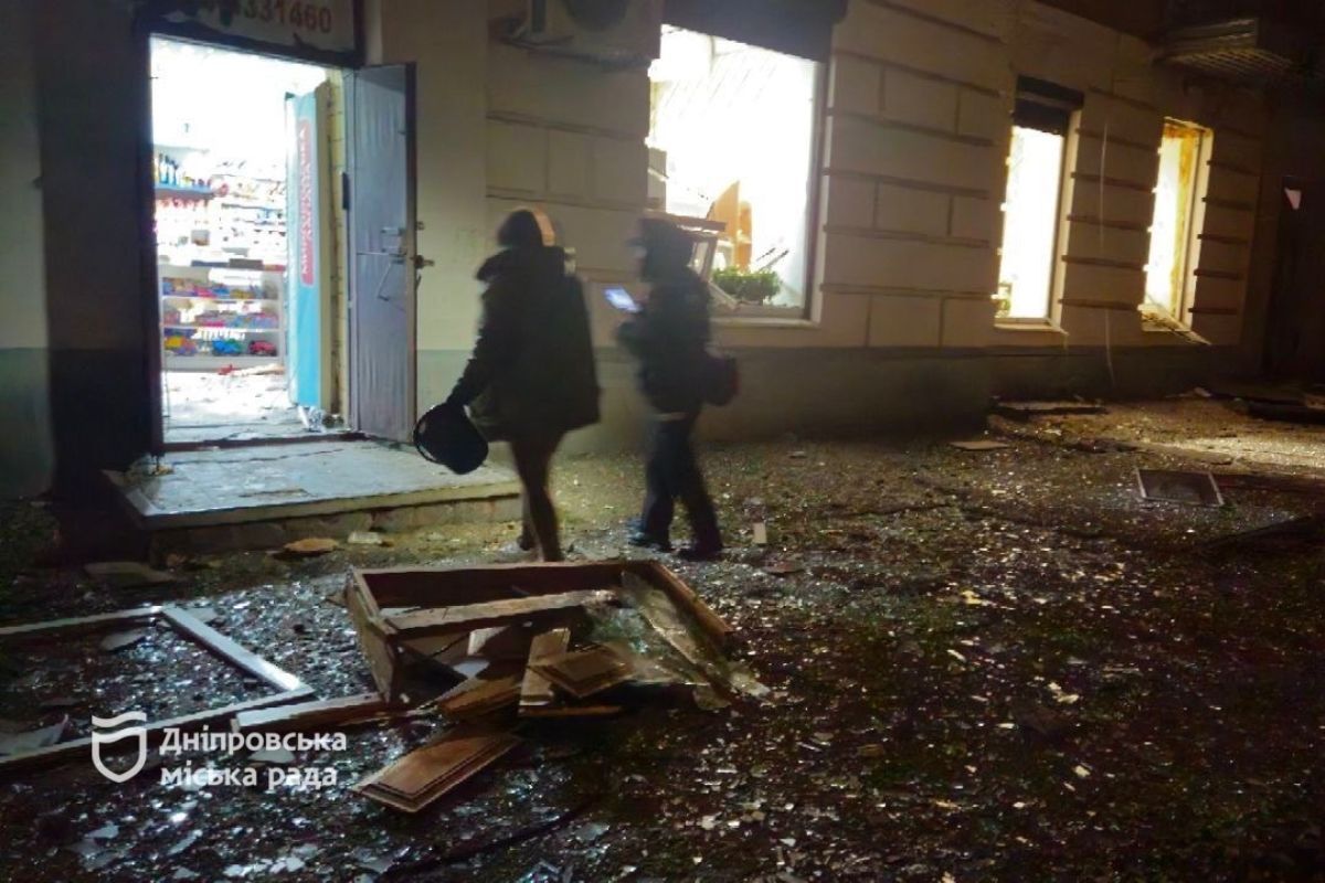 Внаслідок удару зруйнована нежитлова будівля та сильно постраждала чотириповерхівка поруч Внаслідок удару зруйнована нежитлова будівля та сильно постраждала чотириповерхівка поруч