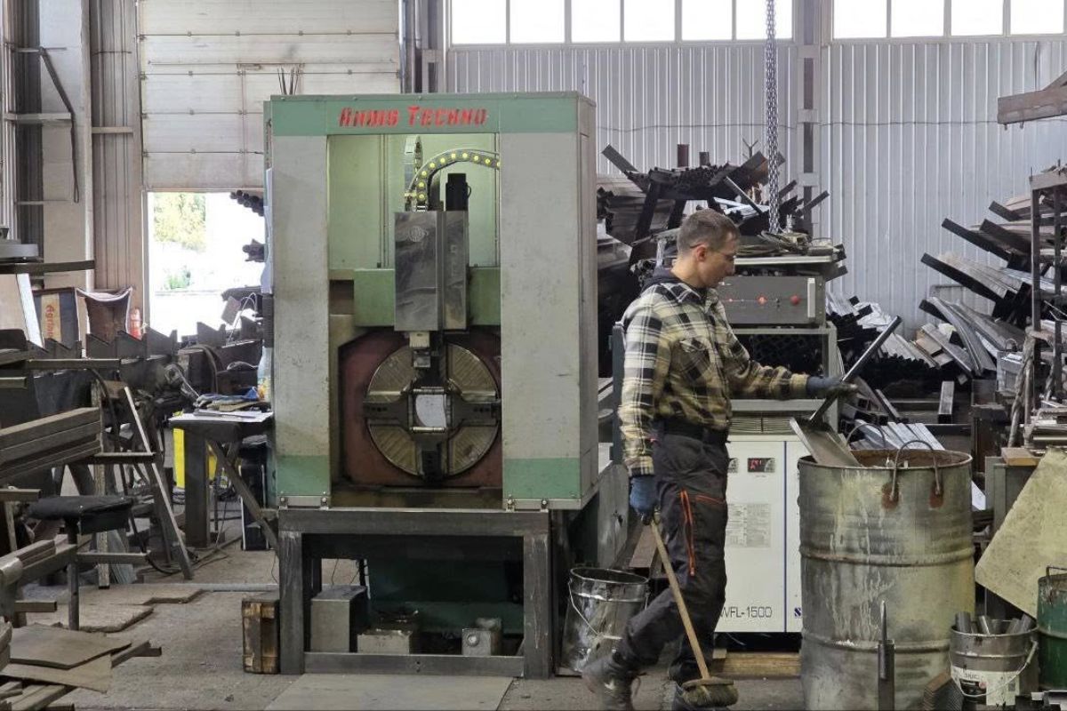 Воно займається виробництвом гідравлічних підйомників Воно займається виробництвом гідравлічних підйомників